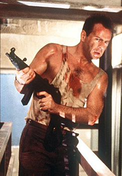 Szenenbild: Bruce Willis ist John McClane in Die Hart (1988)