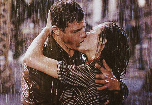 Filmszene: Küsse im Regen in „Streets of Fire“
